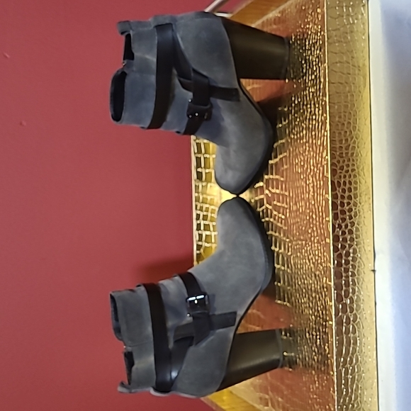 Ivanka Trump  Filoer suede leather ankle boots, size 9M, charcoal gray/black - Picture 2 of 8